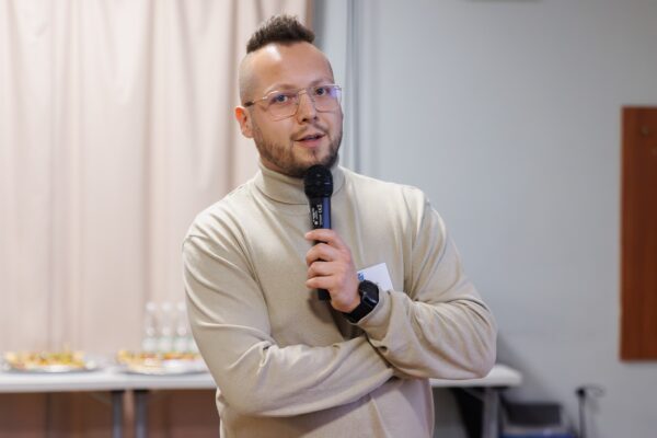 Dawid Makuch z mikrofonem podczas szkolenia